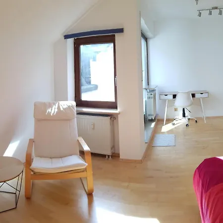 Homestay Schones In Privatwohnung An Der U-bahn, Geteiltes Bad, Eigenes Wc Munich
