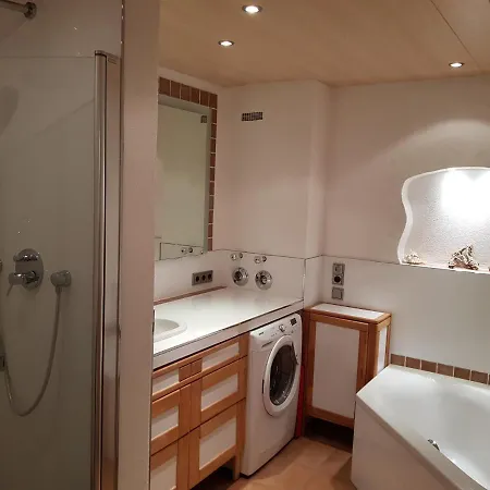 Schones In Privatwohnung An Der U-bahn, Geteiltes Bad, Eigenes Wc Homestay Munich